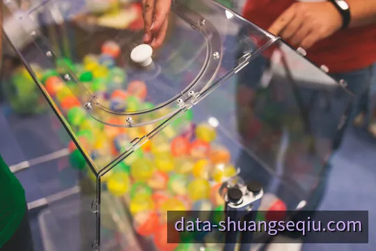 双色球红球与蓝球玩法示意场景
